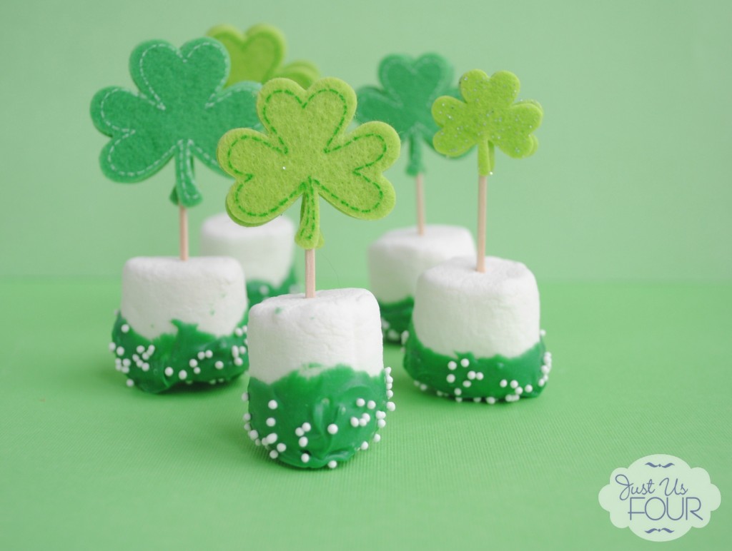 St. Patrick's Day Marshmallow Pops #stpatricksday #desserts #marshmallows