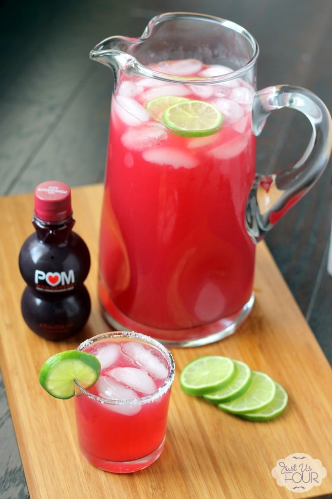 A delicious pomegranate margarita recipe with only three ingredients! Yes, please! #drinkrecipes #cocktails