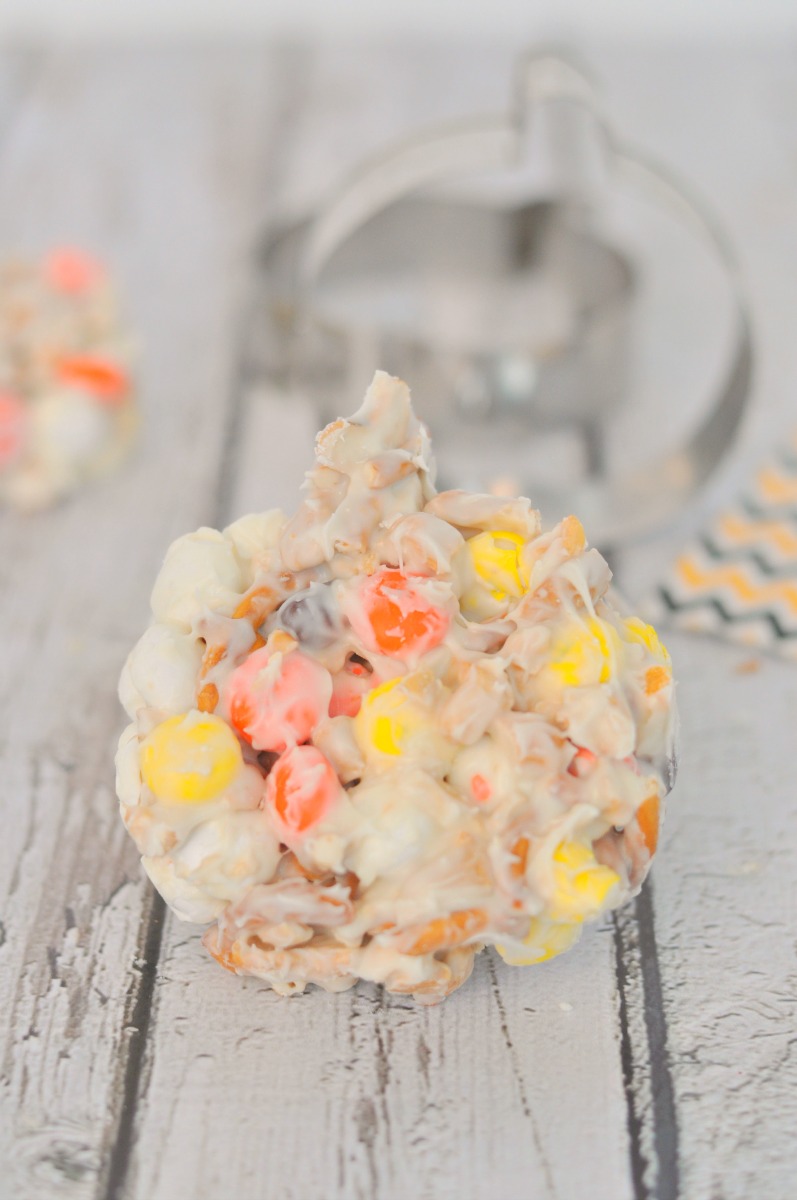 This is the perfect thing to Boo the neighbors with this year! So easy and delicious.