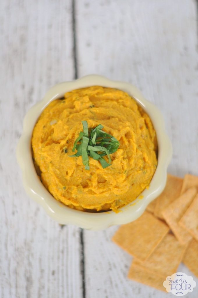 This is the BEST hummus recipe for fall. So yummy.
