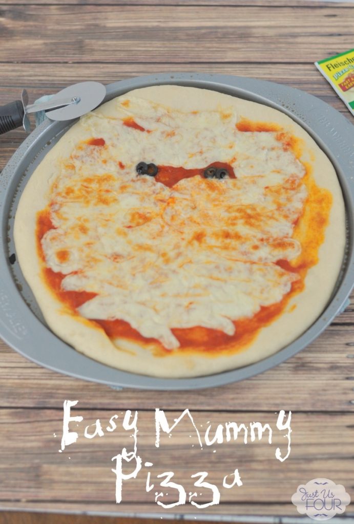 Super cute homemade mummy pizza in 20 minutes!