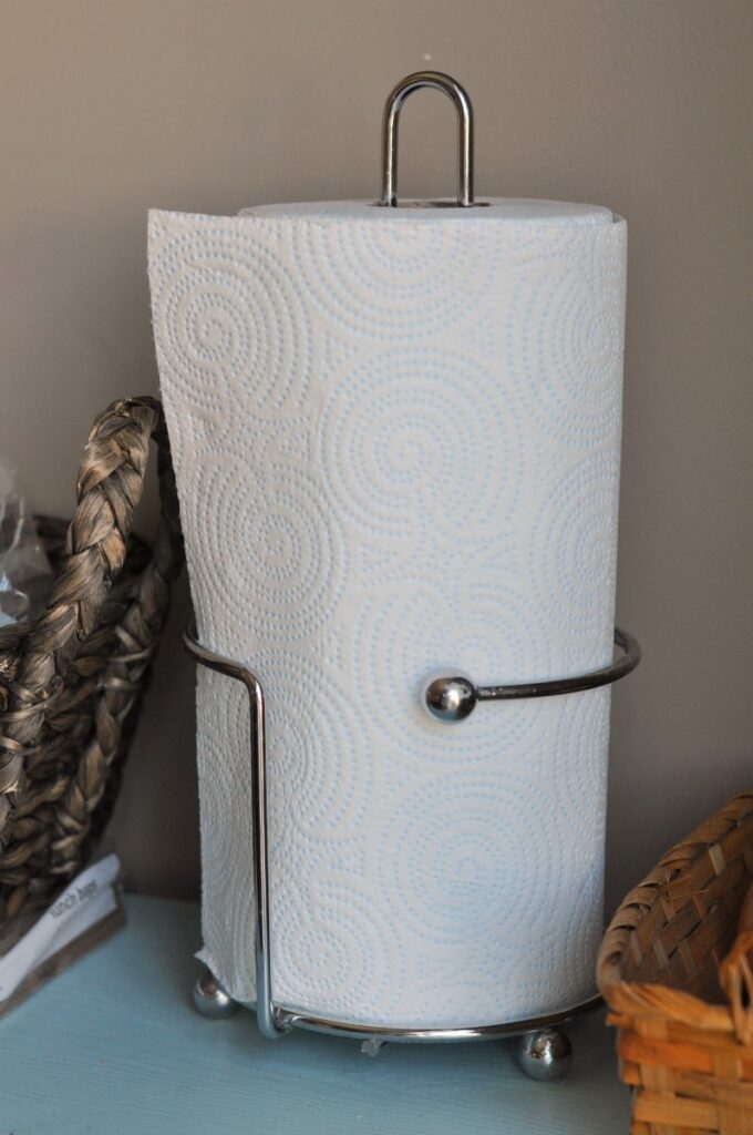 sparkle-paper-towel-on-holder