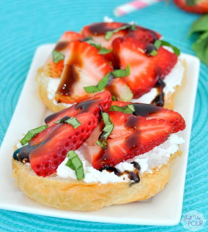 Perfect summer lunch: strawberry goat cheese crostini