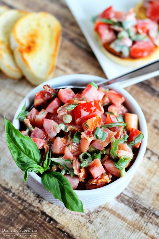 Creamy BLT Bruschetta - only a handful of fresh ingredients and seriously delicious!