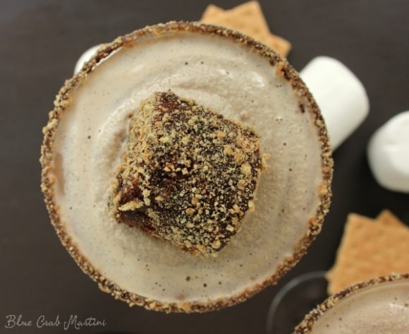 Who said s'mores are just for kids?! With marshmallow-infused vodka, rich chocolate, and sweet graham crackers, this Frozen S'moretini is the perfect drink for summer! | Blue Crab Martini