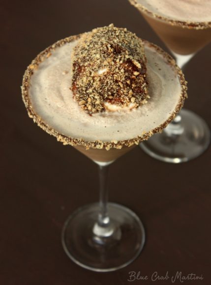 Who said s'mores are just for kids?! With marshmallow-infused vodka, rich chocolate, and sweet graham crackers, this Frozen S'moretini is the perfect drink for summer! | Blue Crab Martini