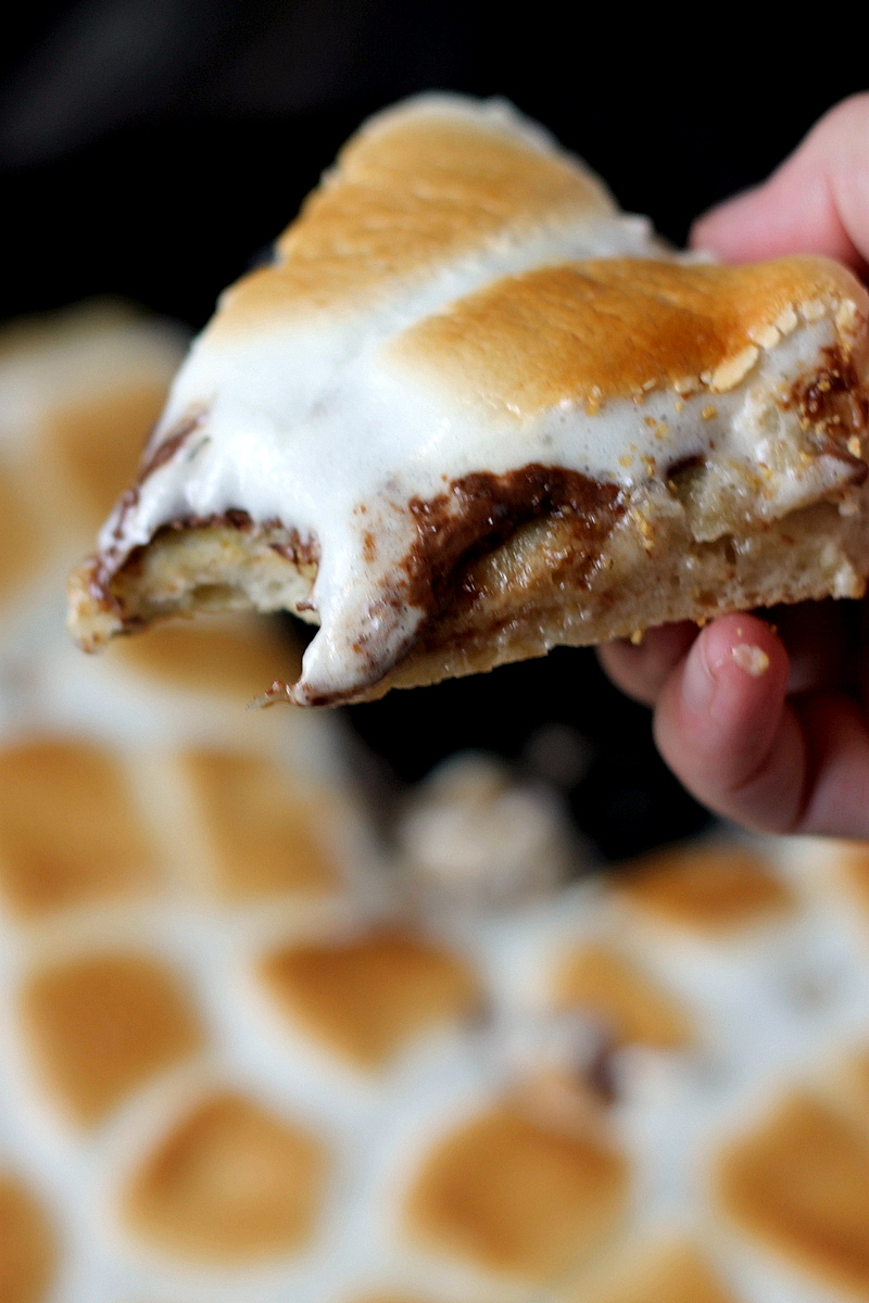Easy S'mores Pizza {deep dish style!}
