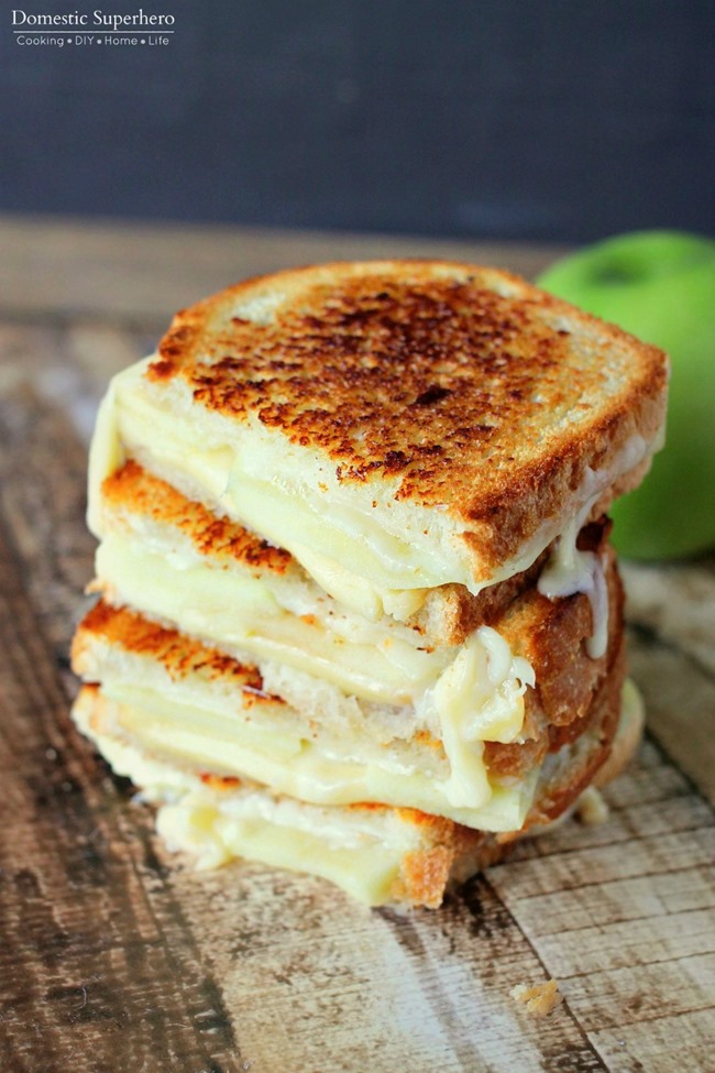 Apple & Gouda Grilled Cheese is perfect for fall and those granny smith apples! 