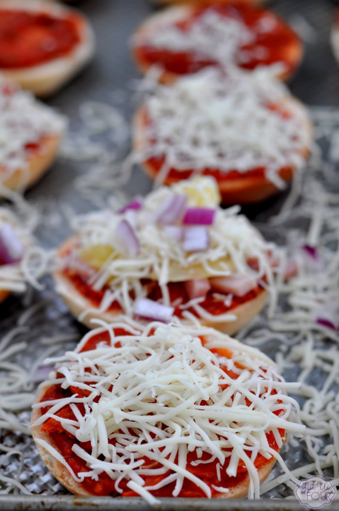 easy-bagel-pizzas-freezer-friendly-9