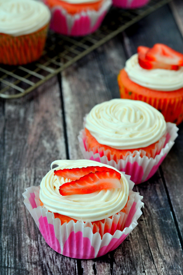 Strawberry Prosecco Cupcakes - the best combination of champagne and strawberries ever